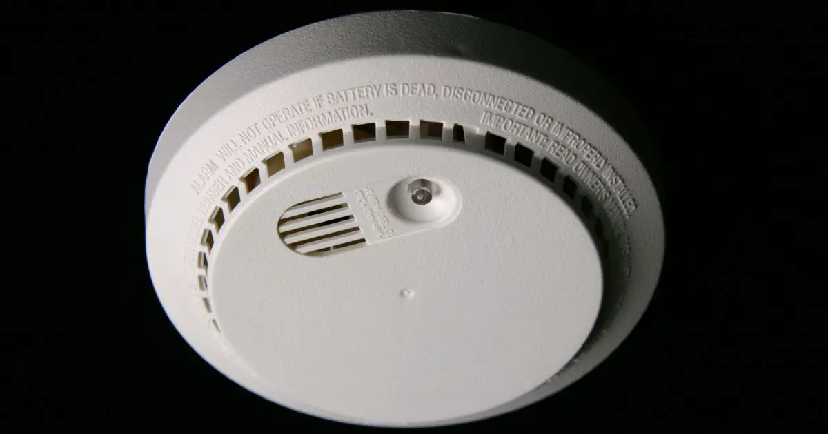 how to tell if a smoke detector is a hidden camera