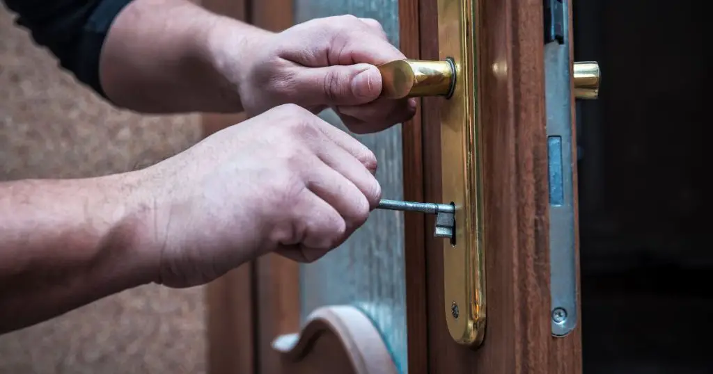locksmith repair door lock